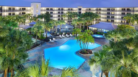 Staybridge Suites Orlando Royale Parc Suites Отели рядом с достопримечательностью «Олд Таун»