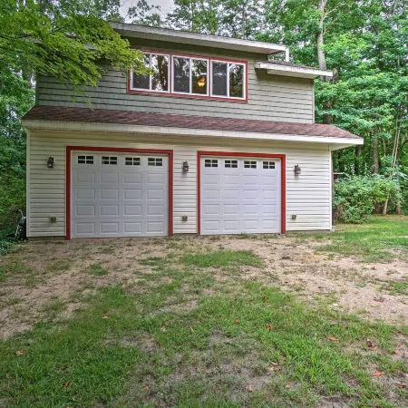Harbert Cottage w/ Fire Pit: Half Mile to Beach!