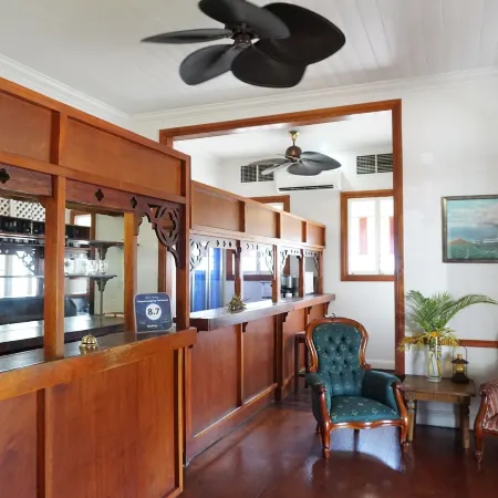 Yongala Lodge by the Strand Отели рядом с достопримечательностью «The Strand Beach»