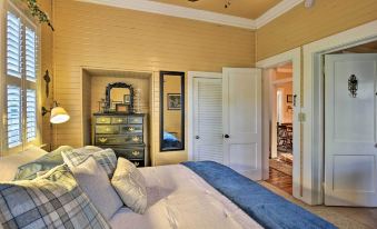 Lakefront Florida Retreat - Pool Table and Boat Dock