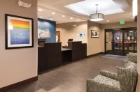 Holiday Inn Express & Suites BAKERSFIELD AIRPORT by IHG - parking