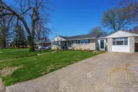 Hot tub/pool/firepit/ 3 bedroom Home center of town 2 Livingroom's sleeps 12