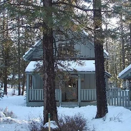 2 Bedroom Dog Friendly Cabin in Sunriver. 6 Sharc Passes Included.