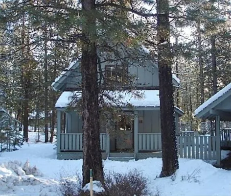 2 Bedroom Dog Friendly Cabin in Sunriver. 6 Sharc Passes Included. Hotels in Deschutes County
