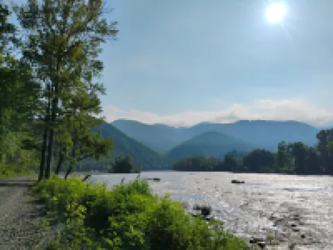 ~River Access InFish, Paddle, Bike, Hike, Pet Friendly, 6 Private Acres~