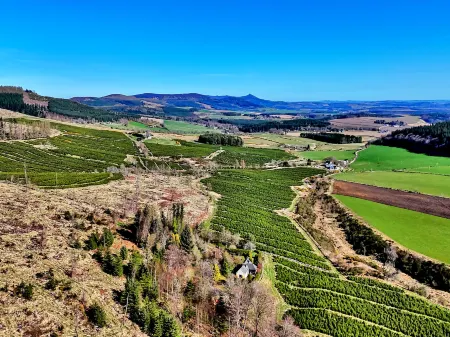 Corrennie School Cottage Отели рядом с достопримечательностью «Касл Фрейзер, Гарден & Эстейт»