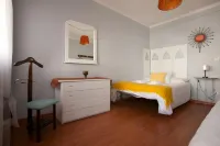 Ericeira Chill Hill Hostel & Private Rooms - Peach Garden