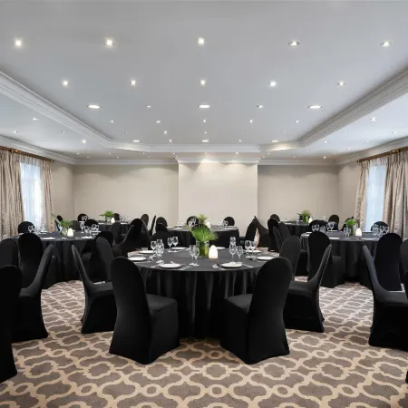 Premier Hotel Quatermain Отели рядом с достопримечательностью «Ривония»