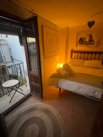 Two bed  town house with roof terrace in the beautiful village of Frigiliana Отели рядом с достопримечательностью «Mirador Barranco del Rio Higueron»