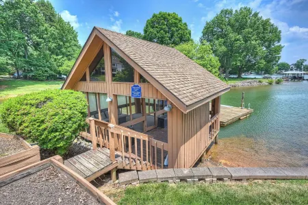 Stay Awhile by Avantstay Lakefront + Pool, Dock Отели рядом с достопримечательностью «Trump National Golf Club Charlotte»