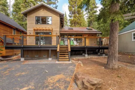 Henderson by AvantStay Lake View Walk to Beach, Garwoods & More Отели в г. Carnelian Bay