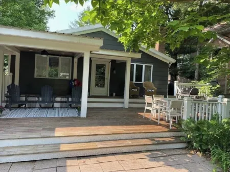 Webster Cottage - 1 minute walk to beach! Отели рядом с достопримечательностью «Blue Stairs - Kids' Corner Beach Access»