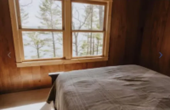 Cozy Vacation Cottage on the Lake with Hot Tub!