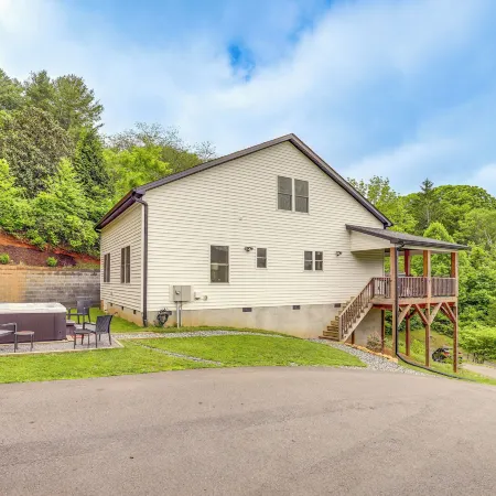 Family Home w/ Views ~ 5 Mi to Downtown Asheville!