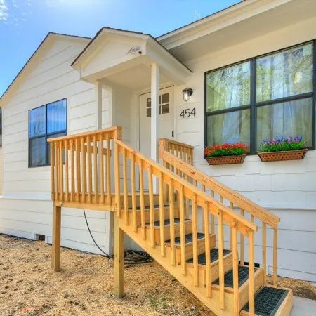 Luxury Downtown Retreat - Walk to Main St - New Stylish & Comfy!