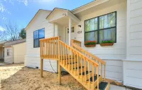 Luxury Downtown Retreat - Walk to Main St - New Stylish & Comfy!