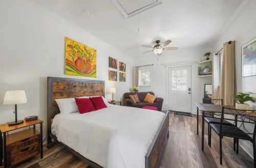 Cozy Cottage / 15 Minutes from LSU / Quiet Neighborhood