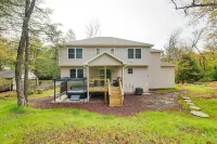 Hot Tub + Lake Access: Spacious Tobyhanna Home - parking
