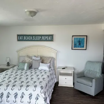 2bed 2 bath sleeps 6. Walk to the water, less than a mile to Anna Maria Island