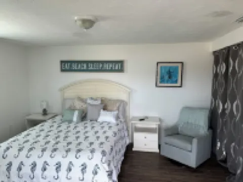 2bed 2 bath sleeps 6. Walk to the water, less than a mile to Anna Maria Island