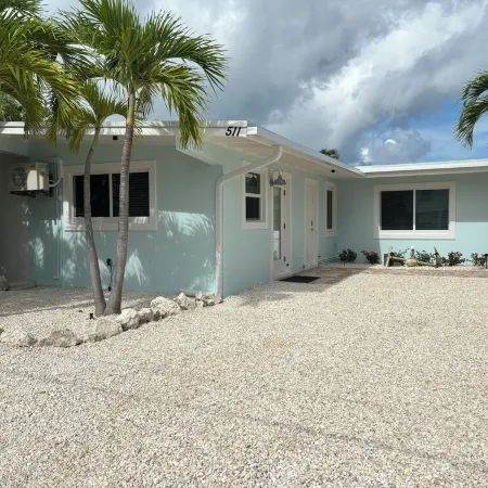 10% Discount Til August 2026! 3Br 3BA, Tiki Hut, 37' Dock, Cabana Club Memb.