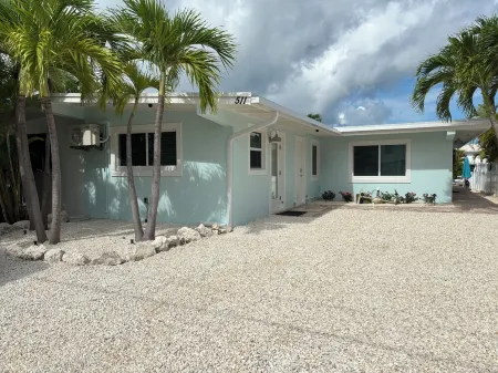 Renovated 3Br 3BA, Tiki Hut, 37' Dock, Boat Trailer Parking, Cabana Club Memb.