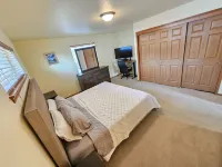 Single-Level Retreat-BBQ & King Bed!! Tesla Charger & Wifi! Pet-Friendly! Hotels near International Police Museum