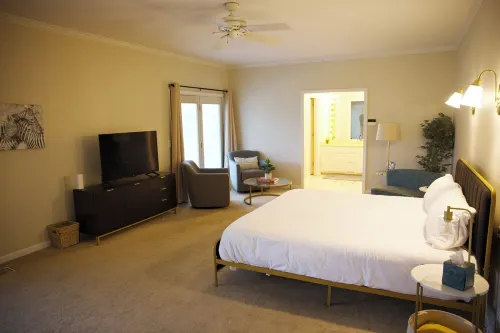 Lake estate on Old Hickory with pool and hot tub, convenient to Nashville