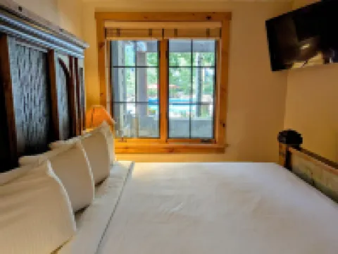 Heated Pool and Hot Tubs Steps from Slopes - Cozy Mountain Retreat