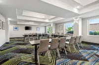 Holiday Inn Express & Suites Ada فنادق في أدا