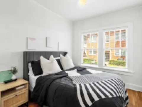 Charming 2-bedroom apartment in dowtown Decatur/ 20 min from downtown ATL Hotels in Decatur