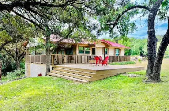 Lake view & tree house vibes with 2 outdoor decks!
