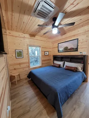 Slow Your Roll - Luxury cabin close to Granbury, Glen Rose, and Stephenville