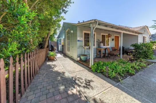 Snuggle Inn A Romantic Couples Retreat!