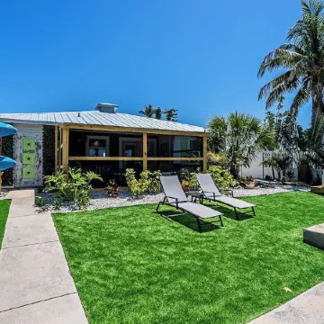 Waterfront Oasis with Boat Lift & Hot Tub in Bokeelia