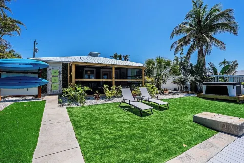 Waterfront Oasis with Boat Lift & Hot Tub in Bokeelia