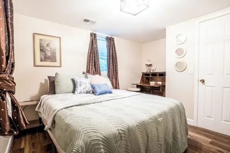 Lower Anderson Cottage: near airport, golf course, winery, stadium and more!