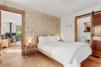 Charming Cottage with Scenic Trails - Cozy Summer Escape Hotels in Hamden