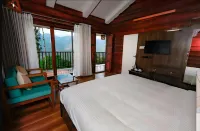 Hilltop Munnar by Fracspace