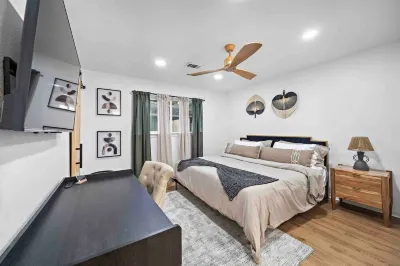 Tranquil Home by IAH, Shop&Dine Hotels near Deerbrook Mall