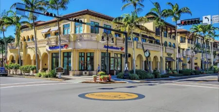 Tropical Retreat Pool Home close to Downtown & Naples Beaches