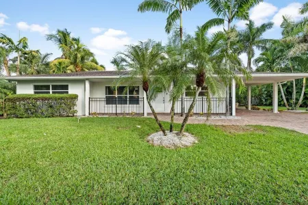 Tropical Retreat Pool Home close to Downtown & Naples Beaches