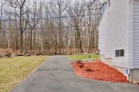 Rustic Charm Meets Modern Comfort 3-Bedroom Raised-Ranch Cottage in Wooded Area Hotels in Waterbury