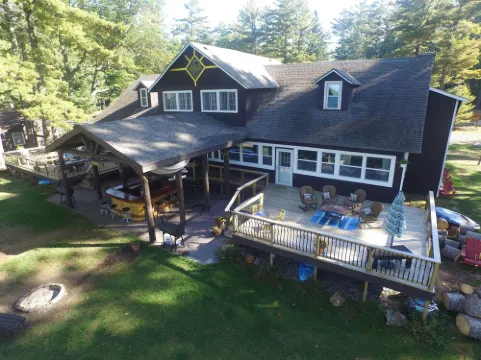 INCREDIBLE 8br 4ba Log House, Big St Germain Lake, Outdoor Covered Bar, Beach