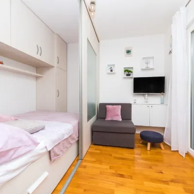 Spacious Studio with Balcony, Close to the Znjan Beach Отели рядом с достопримечательностью «Торговый центр City Center One Split»
