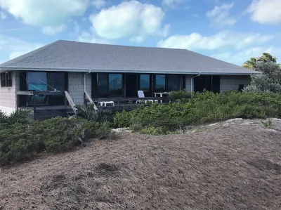 Oceanfront Exuma Retreat • 2Br/2.5BA • Secluded Beach • Deck • WiFi • AC! Отели в г. 