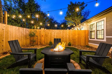 Private Gated Backyard with Fire Pit and Stylish Kitchen - Elegant Retreat