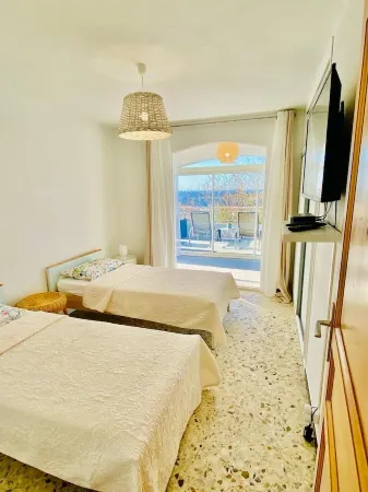 Villa Montalbo VUE MER 2 A 10 Pers Cargese Centre Отели в г. Каржез