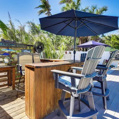 Bradenton Beach Home with Outdoor Bar and Heated Pool!
