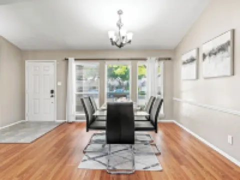 Spacious Master King Bed  Suite, & Fast wi-fi, Mins to Convention Center